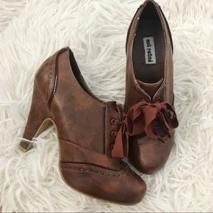 • not rated oxford heels | 6 •